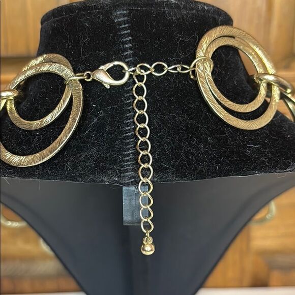 Large Gold Tone Metal Circle Link Statement Necklace 18” - Picture 3 of 3